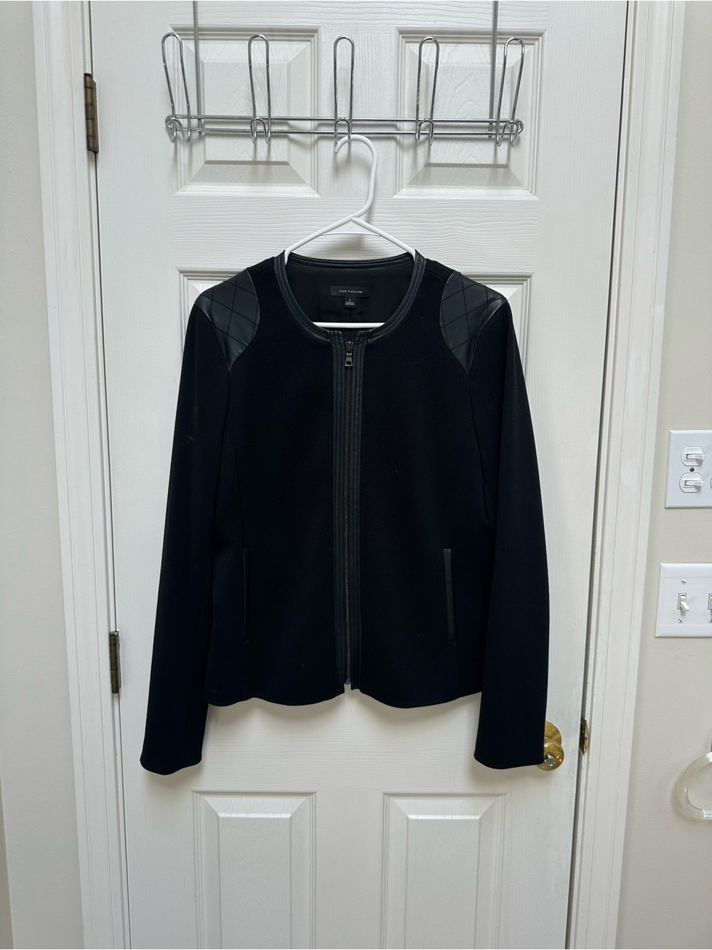 EUC Ann Taylor Black Quilted-Shoulder Zip Jacket - Women